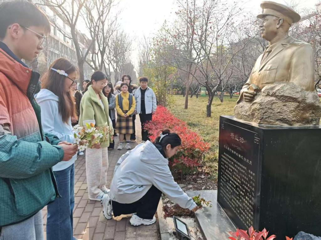教育与艺术学院开展清明祭扫缅怀先烈活动